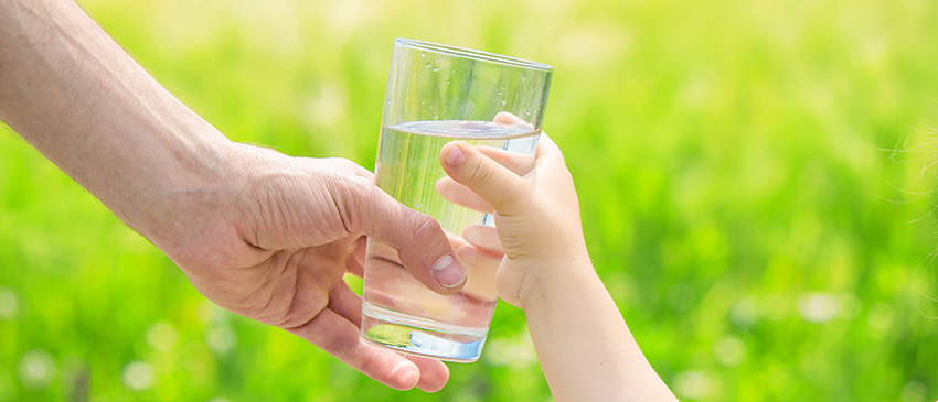 Cómo animar a los niños a beber más agua - article image